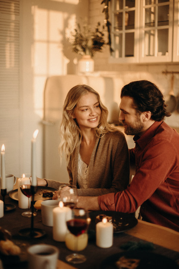 Paar in Gespräch vertieft bei einem romantischen Abendessen mit Kerzenlicht